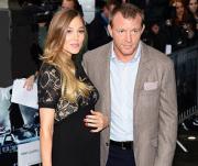 Гай Ричи показал беременную подругу