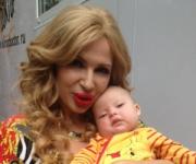 Бледанс не расстается с больным сыном