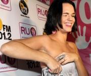 Певица Слава стала жертвой собственной груди