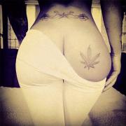 У Рианны на попке выросла марихуана (ФОТО)