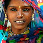 Полицейские Дели разгоняют протестующих против насильников