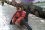 Гололед становится причиной большого количества травм
