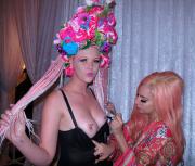 Автограф Леди Гага на груди фанатки (фото)