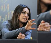 Мила Кунис показала обручальное кольцо