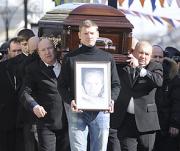 Мать Андрея Панина не смогла подойти к могиле сына