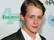 Маколей Калкин пытается вернуть Милу Кунис