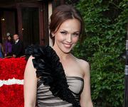 Альбине Джанабаевой постоянно приходится рисовать глаза