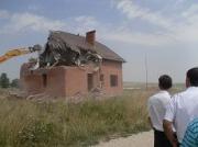 Судебные приставы обязали женщину снести незаконно построенный жилой дом