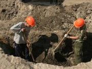 Двоих рабочих засыпало грунтом при проведении земляных работ