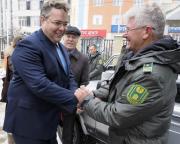 Губернатор передал егерям семь автомобилей «Нива»