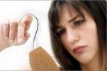 Почему теряют волосы женщины