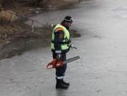 В выходные дни спасатели извлекли вмерзшие в лёд тела двух утопленников