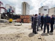 Владимиров проинспектировал строительство поликлиники и школы в Белом городе