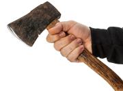 В Кисловодске пьяный дебошир топором разгромил автомобиль местной жительницы