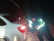 За прошедшую ночь полицейские вызволили из снежного плена 8 застрявших автомобилей