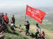 Около 3,5 тысячи ставропольцев развернули на Бештау георгиевскую ленту