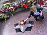 Прокуратура заинтересовалась снимком, где девушка прикуривает сигарету от пламени Вечного Огня