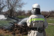 Ставропольские спасатели помогли пенсионеру потушить пожар возле частного дома